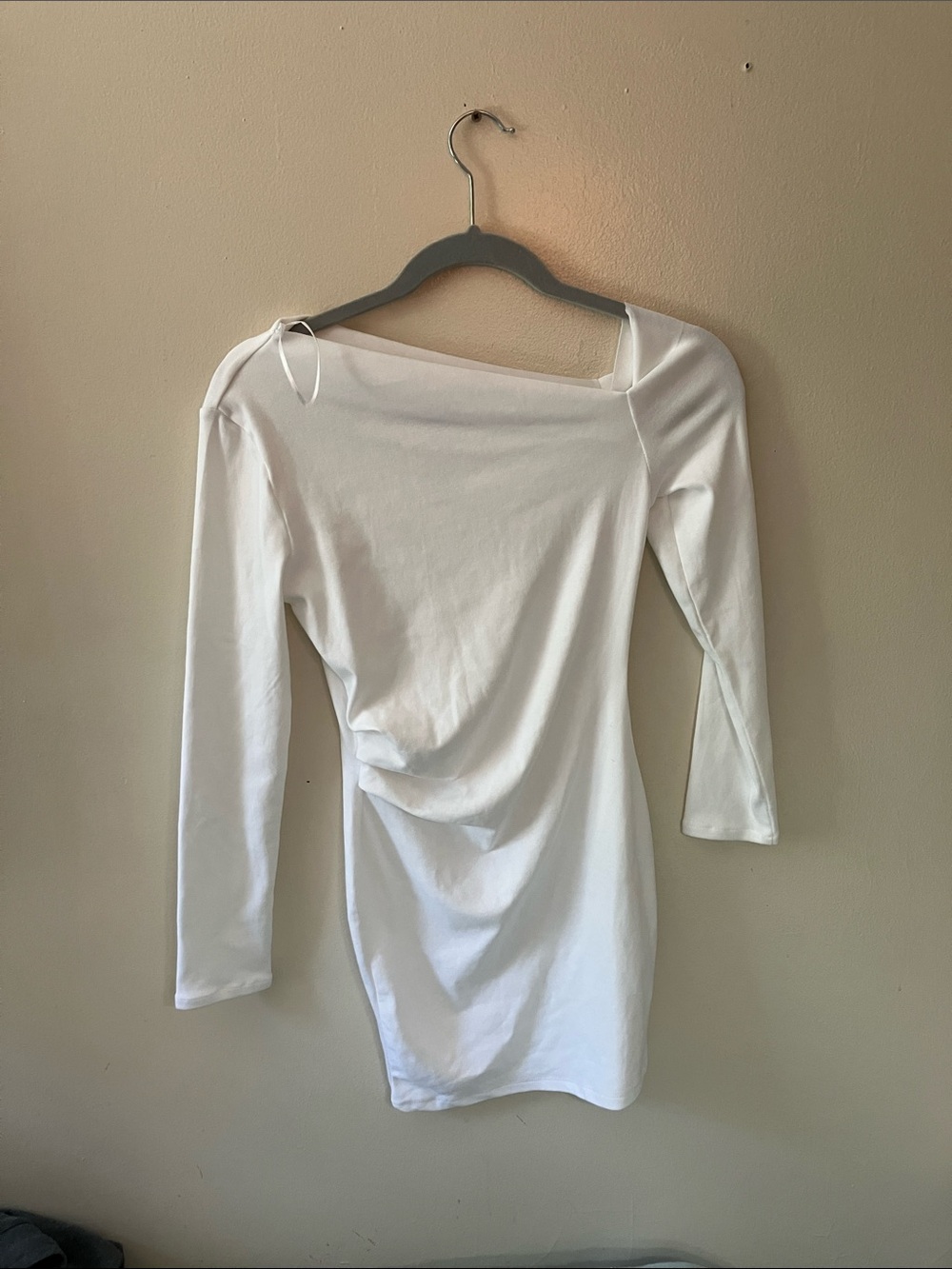 zara White Short fitted off-the-shoulder dress featuring an asymmetric neckline